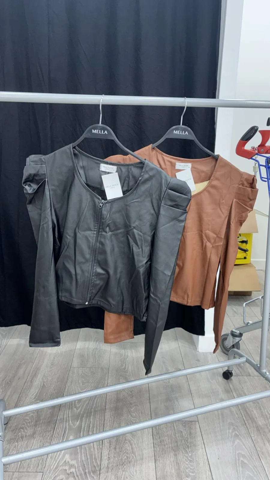 Haut col carrÃ© zip en cuire 09001