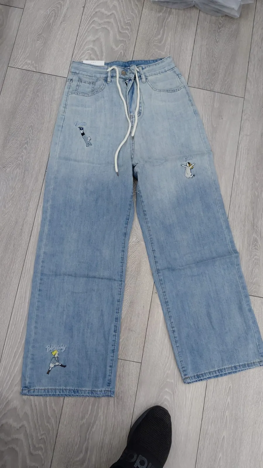 Jeans delavÃ© avec brodÃ©1211