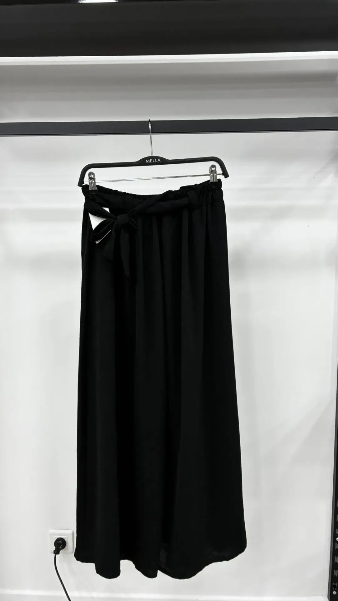 Pantalon fluide avec ceinture ----